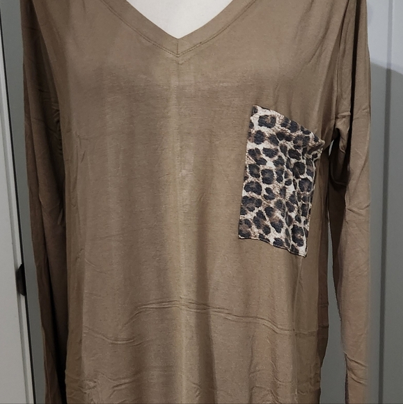 Zenana 1X brown v neck long sleeved shirt w/ leopard pocket. NWT - Picture 1 of 5